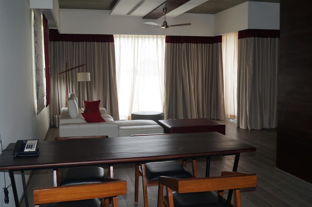 Xandari Harbour Hotel Kochi Exterior photo